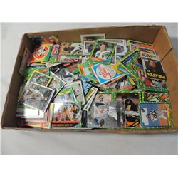 BOX MIXED BASEBALL & BASKETBALL PLAYER CARDS
