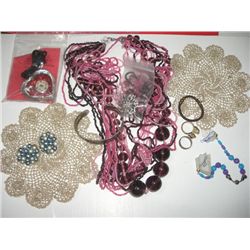 BAG OF ASSORTED VINTAGE JEWELRY INCLUDING 2 VINTAGE DOYLES/BROOCHES/RINGS/NECKLACES/EARRINGS & MORE!
