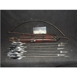 CHRONICLES OF NARNIA SCREEN USED HERO DWARF BOW WITH QUIVER AND 6 ARROWS