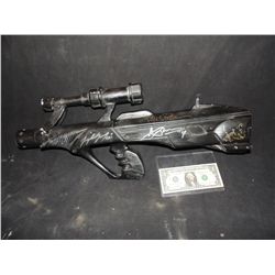 FARSCAPE PEACEKEEPER SCREEN USED PULSE RIFLE SIGNED BY CAST