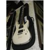 Image 2 : JACKSON ELECTRIC GUITAR COMPLETE WITH SOFT SHELL CASE