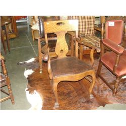 EARLY 1900S QUARTERSAWN OAK ARM CHAIR FEATURING CARVED CLAW FEET