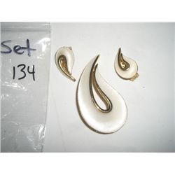VINTAGE OLD *RARE* SET EARRINGS & BROOCH STAMPED *J.J.* WITH BEAUTIFUL DESIGN-CLIP STYLE EARRINGS!!