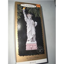 1996 *RARE* HALLMARK KEEPSAKE ORNAMENT-MUSIC & LIGHT-NEW IN THE BOX *STATUE OF LIBERTY* ORIGINAL PRI