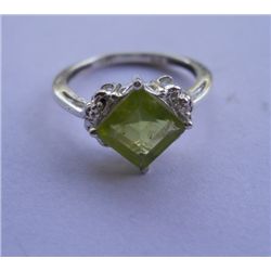 2.480g Ring of Peridot Made in 925 Silver
