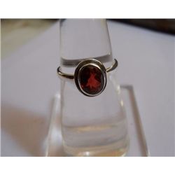 2.210g Ring of Garnet Made in 925 Silver