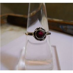 1.980g Ring of Garnet Made in 925 Silver