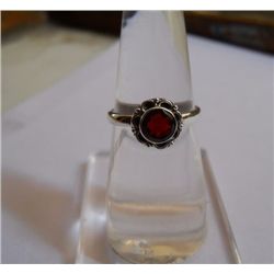 2.160g Ring of Garnet Made in 925 Silver