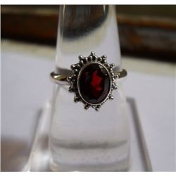2.910g Ring of Garnet Made in 925 Silver