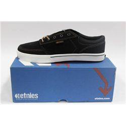 PAIR OF ETNIES SIZE 10 MENS SHOES