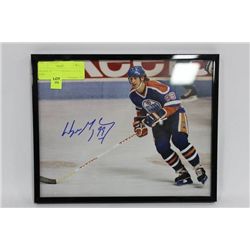 WAYNE GRETZKY SIGNED 8 X 10 W / COA