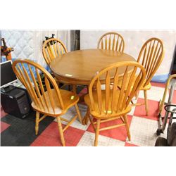 ROUND OAK DINNING TABLE W / 5 CHAIRS