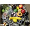 Image 1 : BOX OF SHOWHOME ARTIFICIAL FOODS AND DECORATIVE