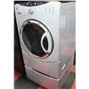 Image 1 : GREY GE FT LOAD WASHING MACHINE W PEDESTAL