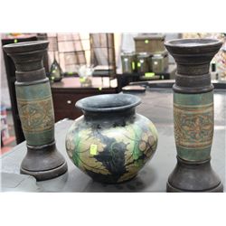 SHOWHOME PAIR OF CANDLE HOLDERS W VASE