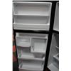 Image 3 : BLACK GE 18 CU FT FRIDGE MISSING SHELF