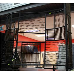 SHOWHOME METAL AND WICKER SMALL DIVIDER