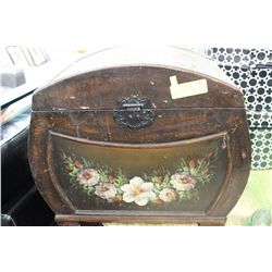 VINTAGE STORAGE TREASURE CHEST