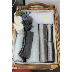 SHOWHOME WICKER BASKET W TOWELS