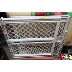 PLASTIC BABY GATE