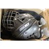 Image 1 : BOX W / HOCKEY EQUIPMENT