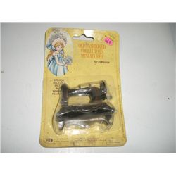 VINTAGE OLD FASHIONED MINIATURES *SEWING MACHINE* DIE-CAST METAL IN ORIGINAL PACKAGE*!!