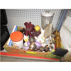 Box of assorted household decorative objects
