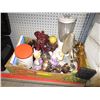 Image 1 : Box of assorted household decorative objects
