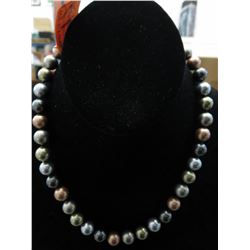 Shell pearl necklace - Hand-tied with bolt clasp.