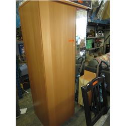 2 Pieces of bedroom furniture