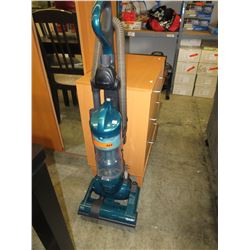 Upright bagless vacuum cleaner