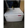 Image 1 : White laundry machine pedestal