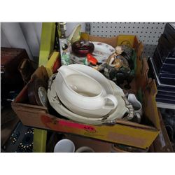 Box of vintage &/or collectible items