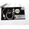 Image 2 : LOT 9 ASSORTED VINTAGE JEWELRY & TRAY EARRINGS NEC