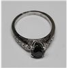 Image 3 : 14KT WHITE GOLD BLACK DIAMOND (1.33ct) & 8 SIDE WHITE DIAMONDS (0.12ct) RING