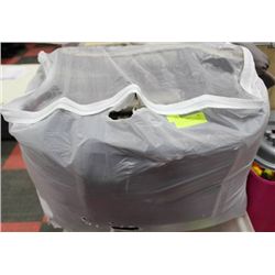 KING SZ COMFORTER W / THROW PILLOW