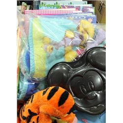 BOX  / WALT DISNEY COLLECTABLES & MICKEY MOUSE PAN