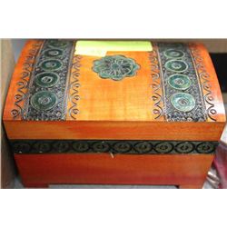 LOCKING JEWELRY BOX W / KEY AND CONTENTS