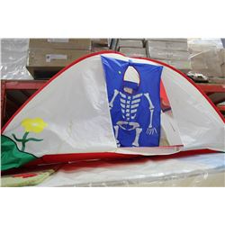 INDOOR/OUTDOOR NYLON PLAY TENT
