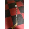 Image 4 : GORDIE HOWE SIGNED JERSEY W/ HOCKEY STICK AND CARD