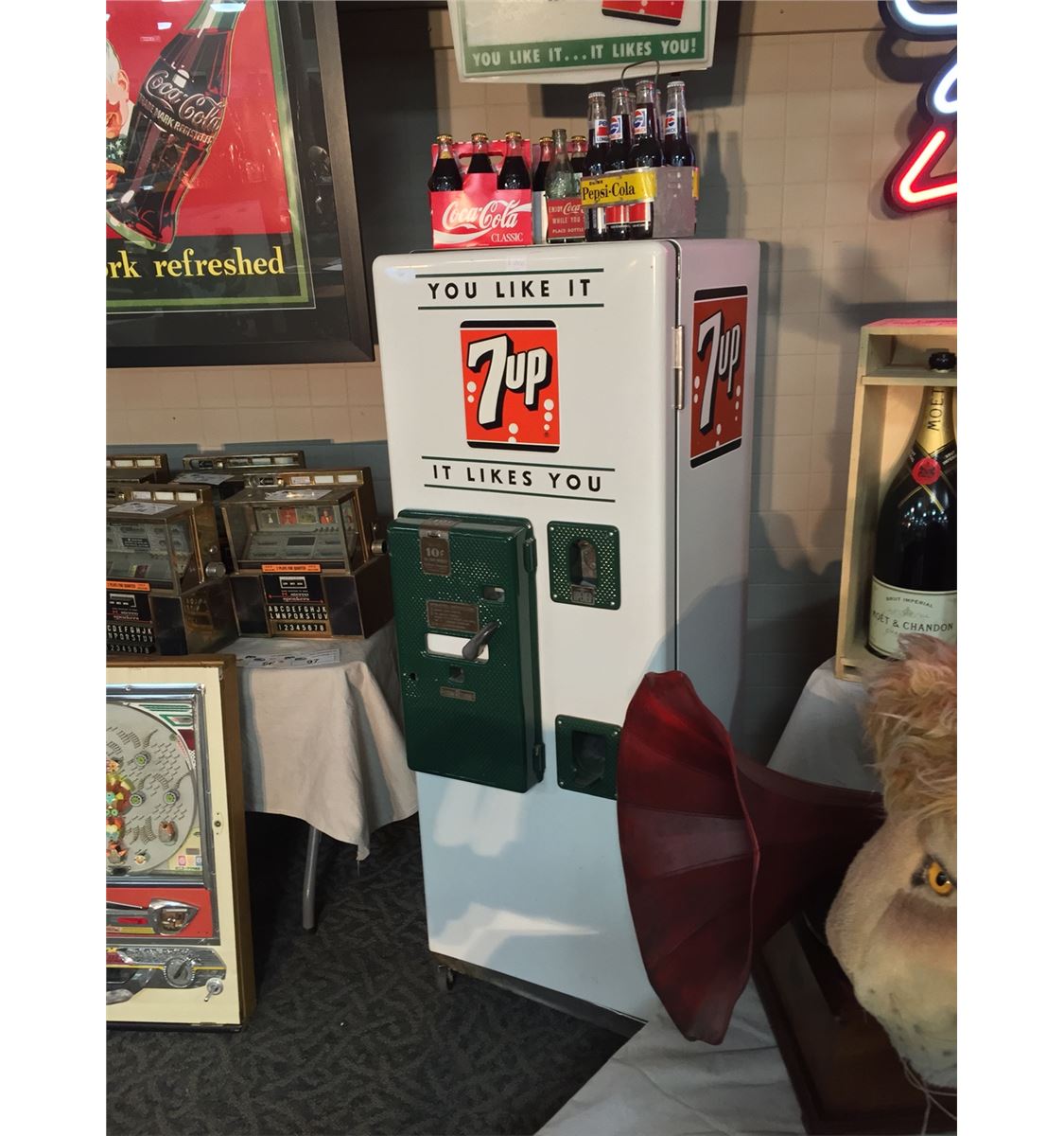 RARE VINTAGE 7-UP POP MACHINE - Able Auctions