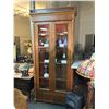 Image 1 : WILLIAM SWITZER GLASS DOOR DISPLAY CASE, 4 GLASS SHELVES WITH KEY, IN EXCELLENT CONDITION
