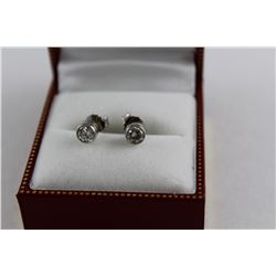 ONE PAIR OF PLATINUM DIAMOND SOLITAIRE DESIGN EARSTUDS. MADE IN A CLASSIC ROUND SHAPE ONE EARLY