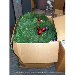BOX: MISCELLANEOUS CHRISTMAS DECORATIONS