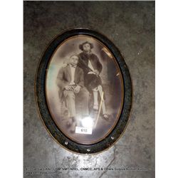 OVAL FRAMED BUBBLE GLASS PORTRAIT OF BLACK FAMILY