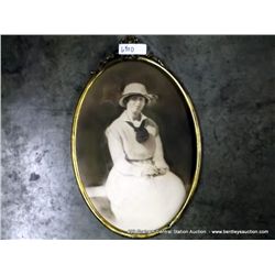 GUILDED FRAMED OVAL PORTRAIT