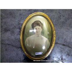 GUILDED FRAMED OVAL PORTRAIT