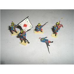 VINTAGE TOY SOLDIERS 5 INCLUDING 1 FALLEN TOTAL SOLDIERS *HAND PAINTED & PLASTIC*!! TOY SOLDIERS CAM