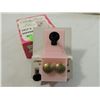Image 2 : VINTAGE PARTY LINE SALT & PEPPER SHAKER SET