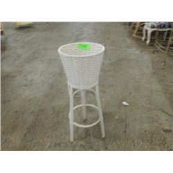 VINTAGE WHITE WICKER PLANTER